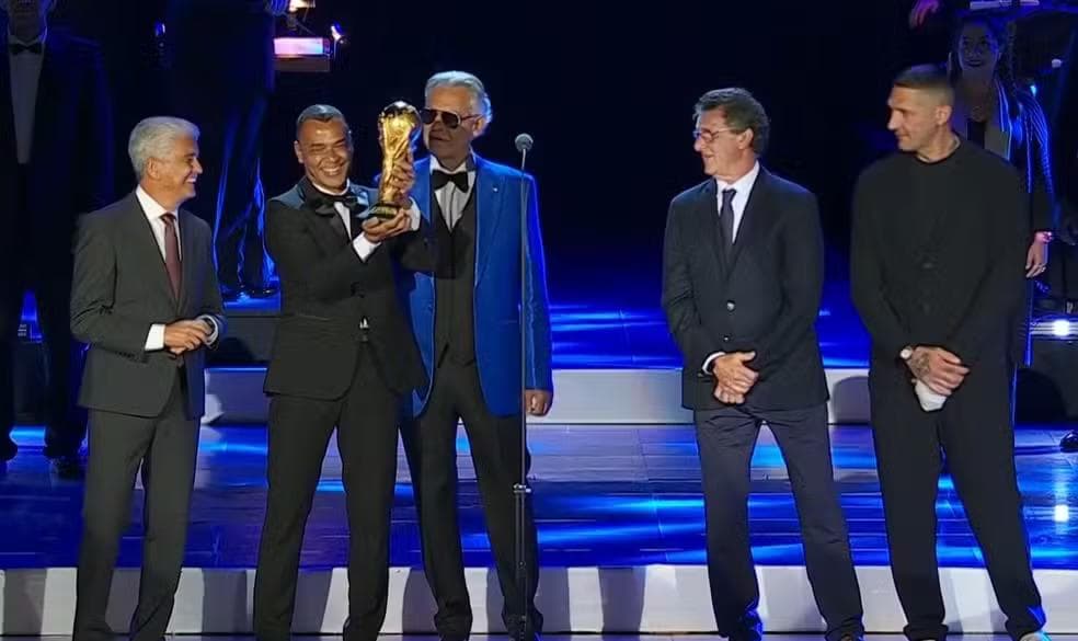 Bebeto, Cafu, Andrea Bocelli, Mario Kempes e Materazzi e taça da Copa do Mundo — Foto: Reprodução