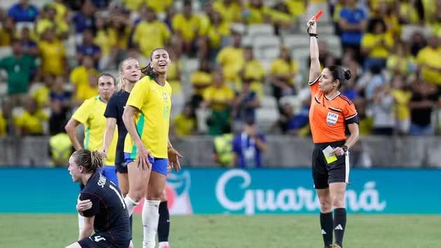Bia Zaneratto expulsa no jogo entre Brasil x Estados Unidos, amistoso da seleção brasileira feminina (Foto: Kid Júnior/SVM)