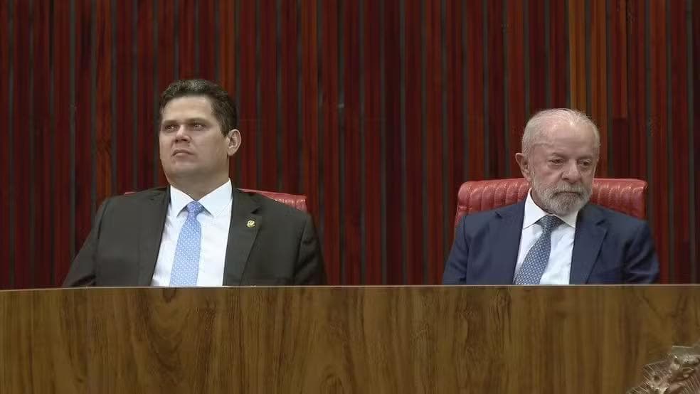Alcolumbre e Lula sentaram lado a lado durante posse de Nunes Marques como presidente do TSE e evitaram trocara olhares — Foto: Walter Rocha / TV Globo