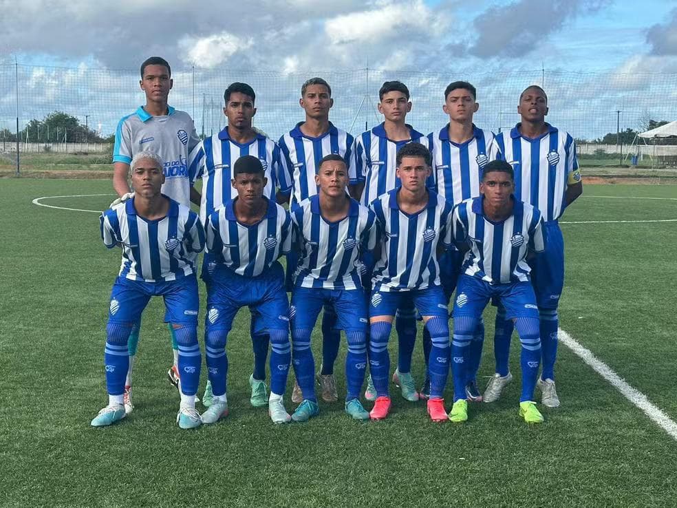 Denilson (primeiro agachado da esquerda para direita) quando defendia o CSA — Foto: Ascom/CSA