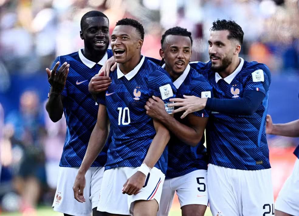 França x Senegal - Mbappé comemora com Upamecano, Koundé e Cherki — Foto: Reuters