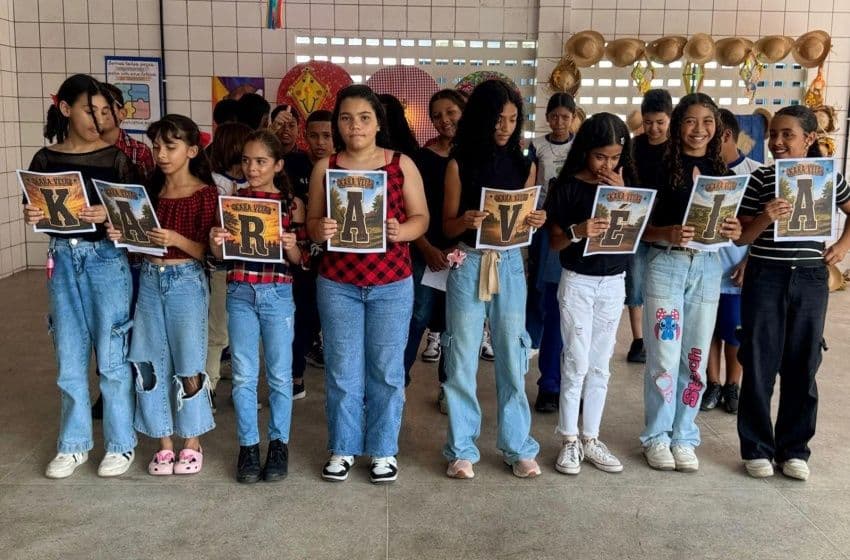 Durante a homenagem, os alunos cantaram músicas que marcaram a carreira do artista. Foto: Cortesia