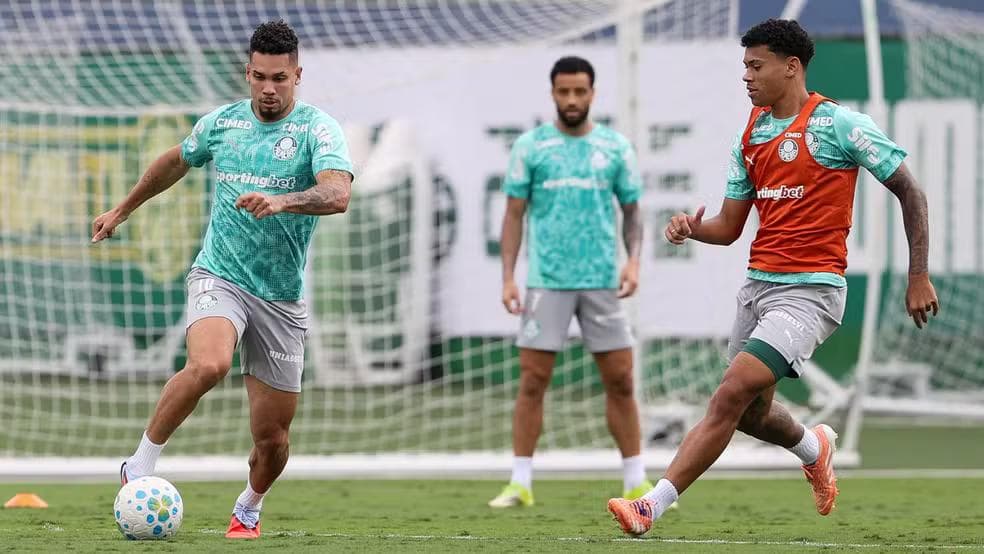 Paulinho disputa a bola em atividade do Palmeiras na Academia de Futebol — Foto: Cesar Greco/Palmeiras/by Canon