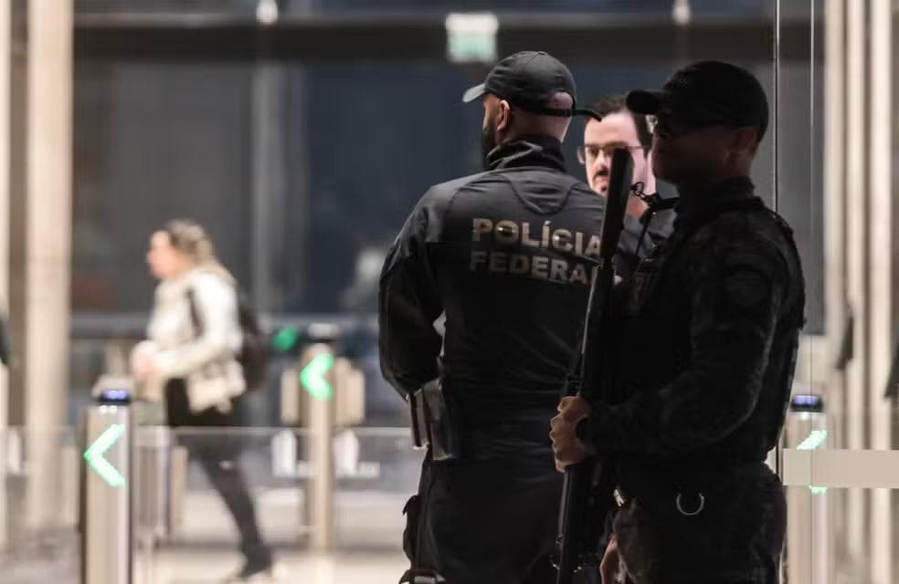 A Polícia Federal realiza Operação Carbono Oculto, no prédio localizado no número 3732 da Avenida Faria Lima, principal centro financeiro do País, na zona oeste de São Paulo, na manhã desta quinta-feira, 28 de agosto de 2025. — Foto: WERTHER SANTANA/ESTADÃO CONTEÚDO