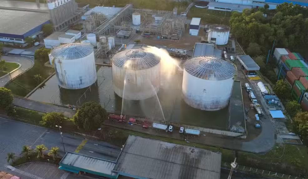 Trabalhos de resfriamento continuam após 60 horas em Manaus — Foto: Gato Jr/Rede Amazônica