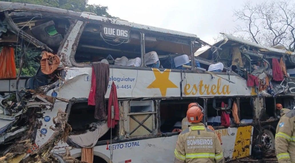 Segundo a PRF (Polícia Rodoviária Federal), o acidente aconteceu por volta das 4h30. • CBMERJ