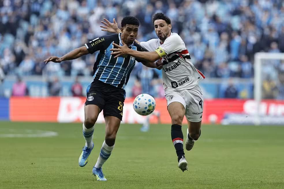 Wallace e Calleri em Grêmio x São Paulo — Foto: Roberto Vinicius/AGIF