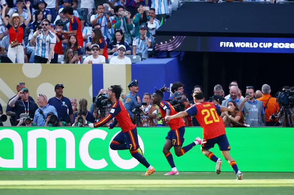 Ferrán Torres comemora gol da Espanha sobre a Argentina na final da Copa do Mundo — Foto: REUTERS/Agustin Marcarian