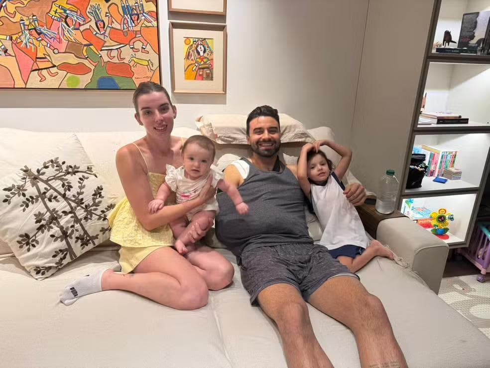 Em casa, Matheus Albino fez uma foto com a família após a cirurgia — Foto: Matheus Albino/Arquivo pessoal