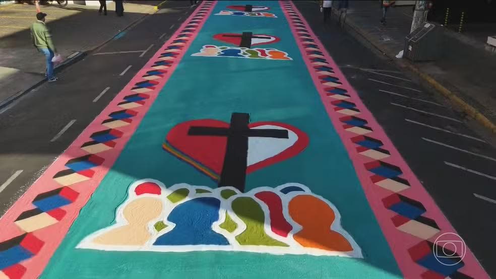 Corpus Christi: ruas do país ganham tapetes coloridos confeccionados por fiéis — Foto: Reprodução/TV Globo