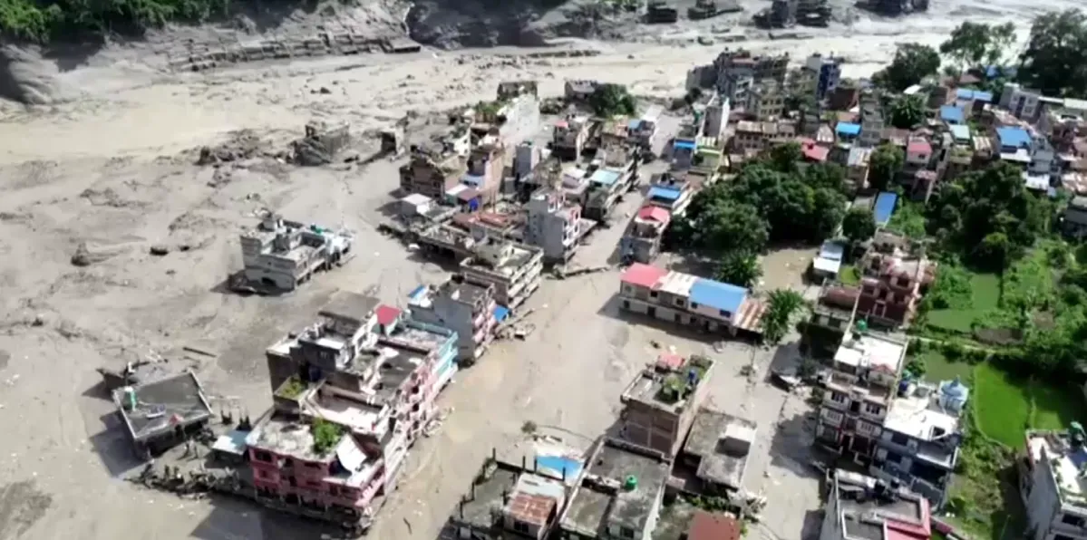 Imagens de drone mostram a devastação causada por inundações em Nuwakot, no Nepal • ANI VIA REUTERS