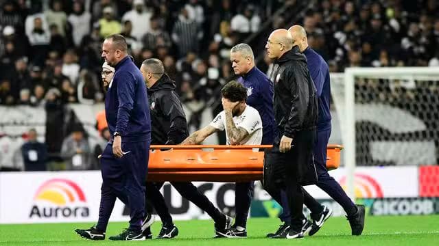 Yuri Alberto deixa gramado chorando em Corinthians x Athletico-PR (Foto: Marcos Ribolli)