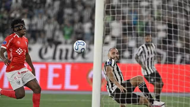 Gol perdido por Arthur Cabral em Botafogo x Cienciano (Foto: André Durão)