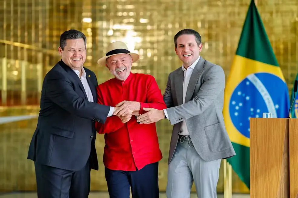 O presidente da República, Luiz Inácio Lula da Silva (PT), entre os presidentes do Senado, Davi Alcolumbre (União Brasil-AP), e da Câmara dos Deputados, Hugo Motta (Republicanos- PB) — Foto: Ricardo Stuckert