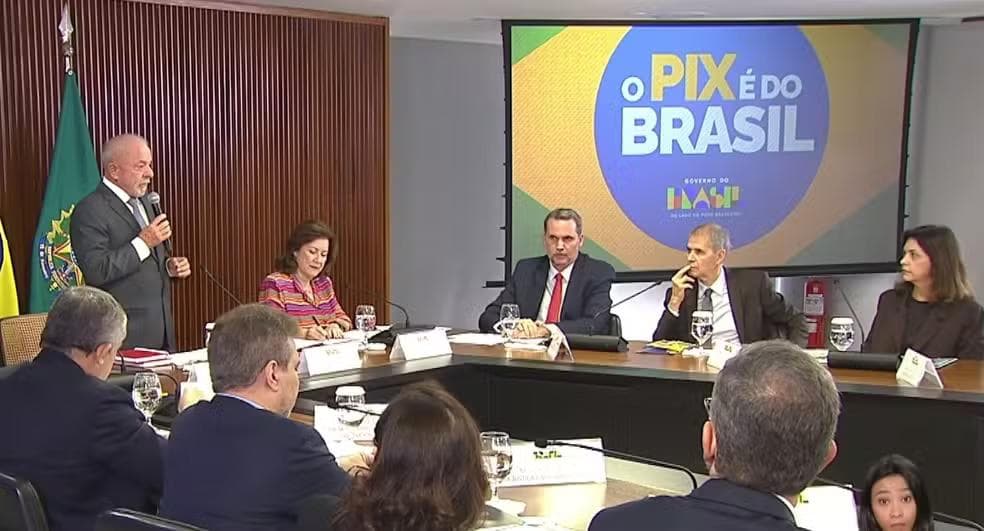 Lula conduz reunião ministerial com frase 'O PIX é do Brasil' exibida em telão — Foto: Reprodução/Canal Gov