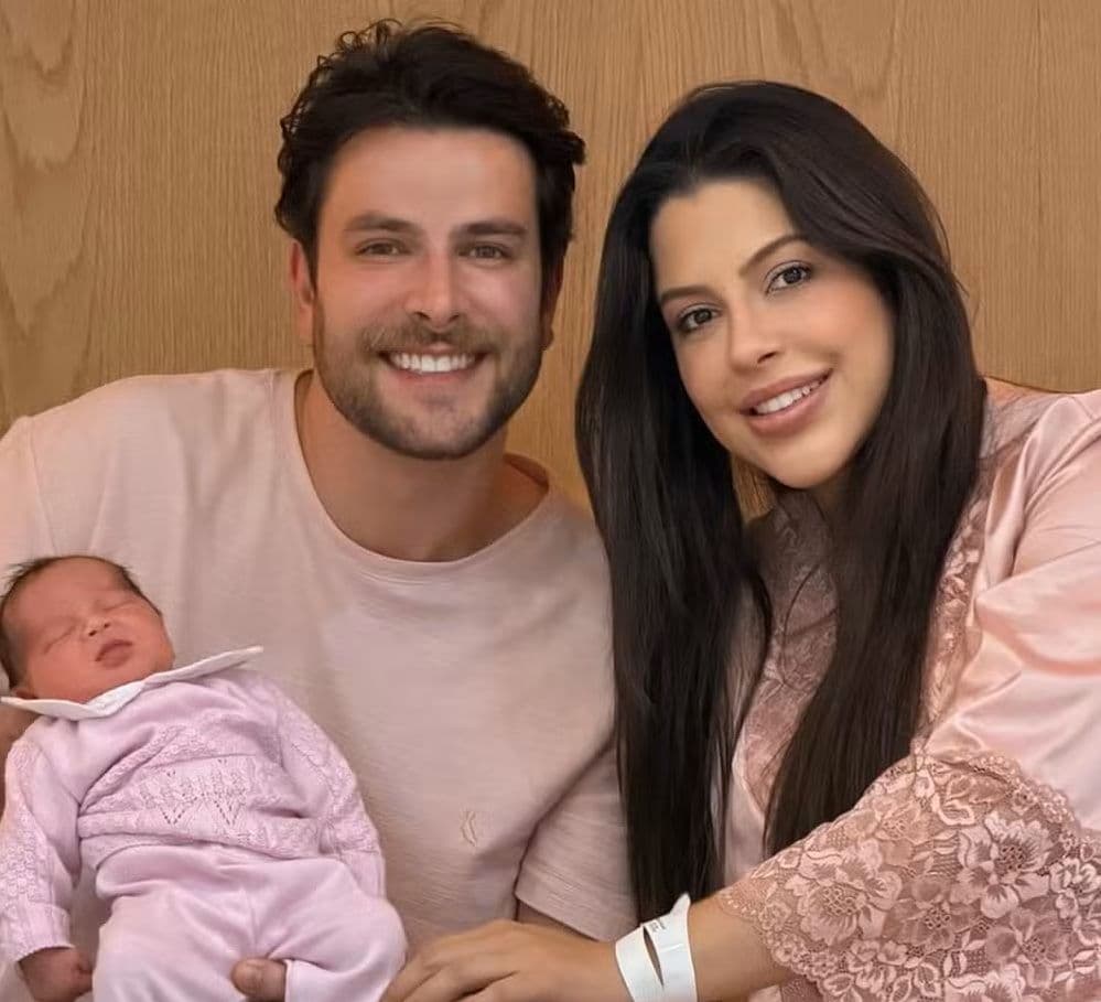 Os ex-BBBs Gustavo Marsengo e Laís Caldas com a primeira filha, Alice, nascida em junho de 2026 — Foto: Reprodução/Instagram