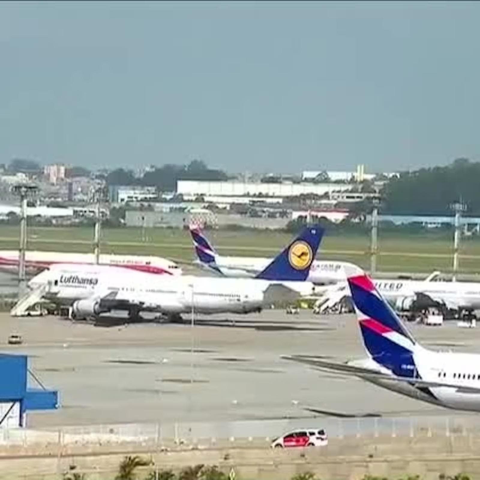 Há relatos de voos atrasados nos aeroportos da capital após falha técnica de comunicação