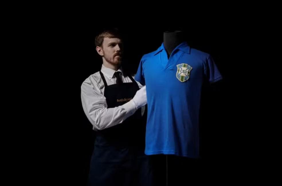 Camisa de Pelé na final de 1958 vai ser leiloada neste ano — Foto: Sotheby’s