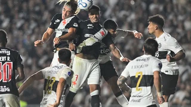 Spinelli e David em Vasco x Olimpia (Foto: André Durão/ge)