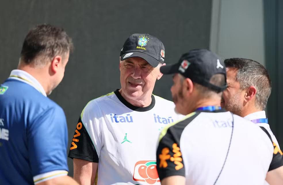 Ancelotti no treino da Seleção — Foto: Reuters