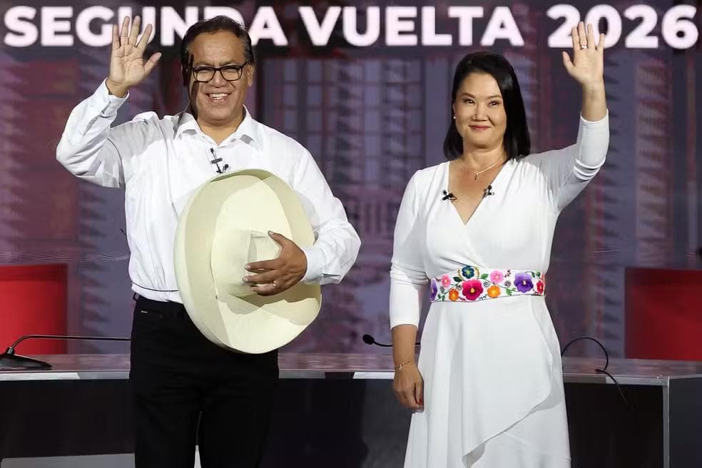A candidata presidencial de direita do Peru, Keiko Fujimori, e o candidato de esquerda Roberto Sánchez antes de um debate televisionado em 31 de maio em Lima, às vésperas do segundo turno das eleições presidenciais, marcado para 7 de junho. — Foto: Reuters/Alessandro Cinque