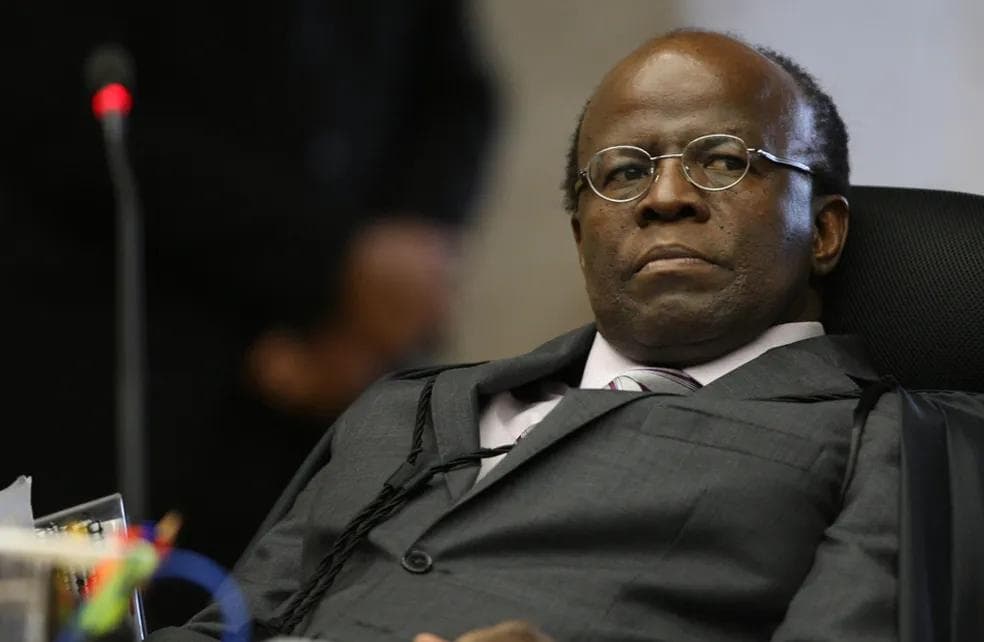 O ministro Joaquim Barbosa durante sessão no STF, em Brasília, para a 34ª sessão de julgamento do mensalão nesta quarta (10). Antes da retomada do julgamento, os ministros elegeram presidente da Corte a partir de novembro. — Foto: Ed Ferreira/Estadão Conteúdo