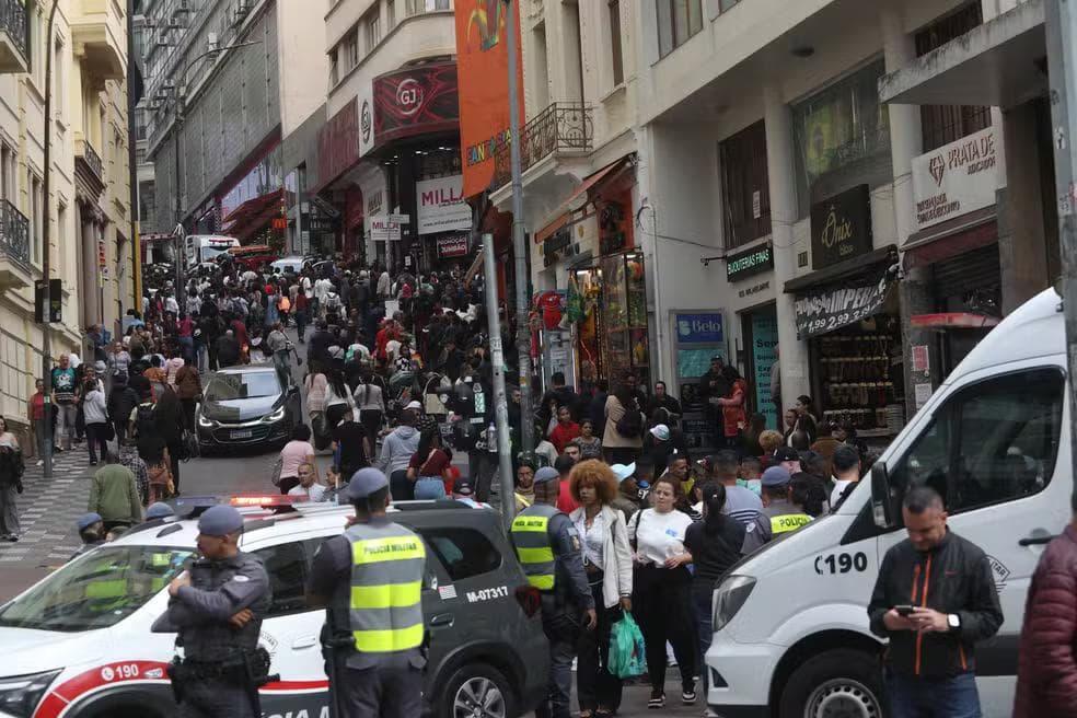 Policiais na Ladeira Porto Geral, que dá acesso à Rua 25 de Março, após tiroteio na estação São Bento do metrô — Foto: RENATO S. CERQUEIRA/ATO PRESS/ESTADÃO CONTEÚDO