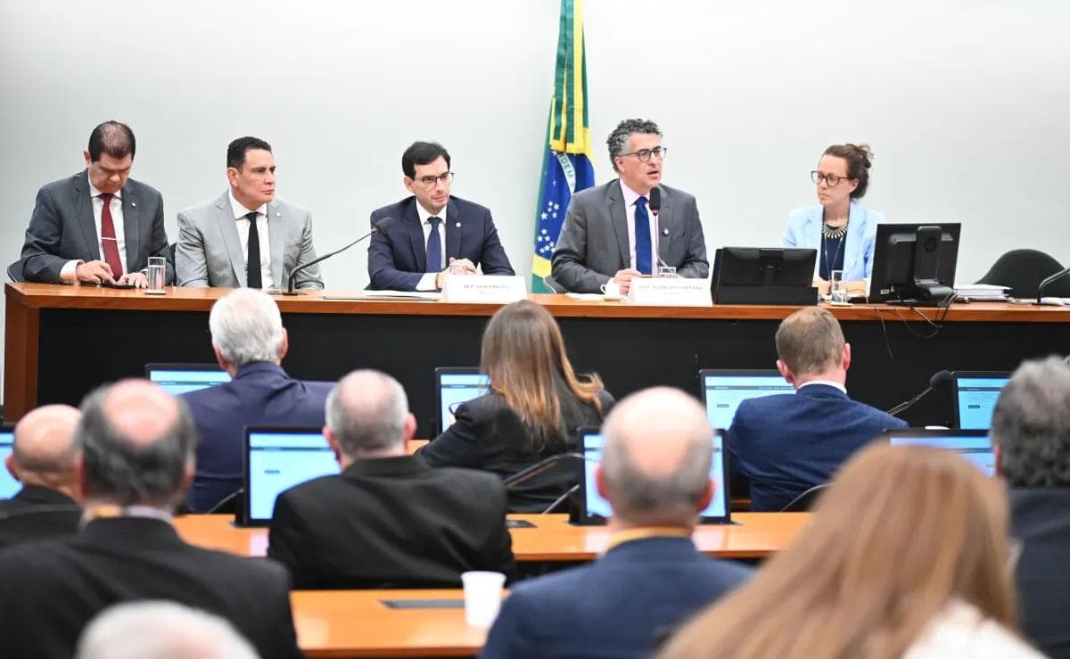 Deputados durante reunião da comissão especial que analisa a proposta sobre o fim da jornada de trabalho 6x1 • Foto: Zeca Ribeiro/Câmara dos Deputados