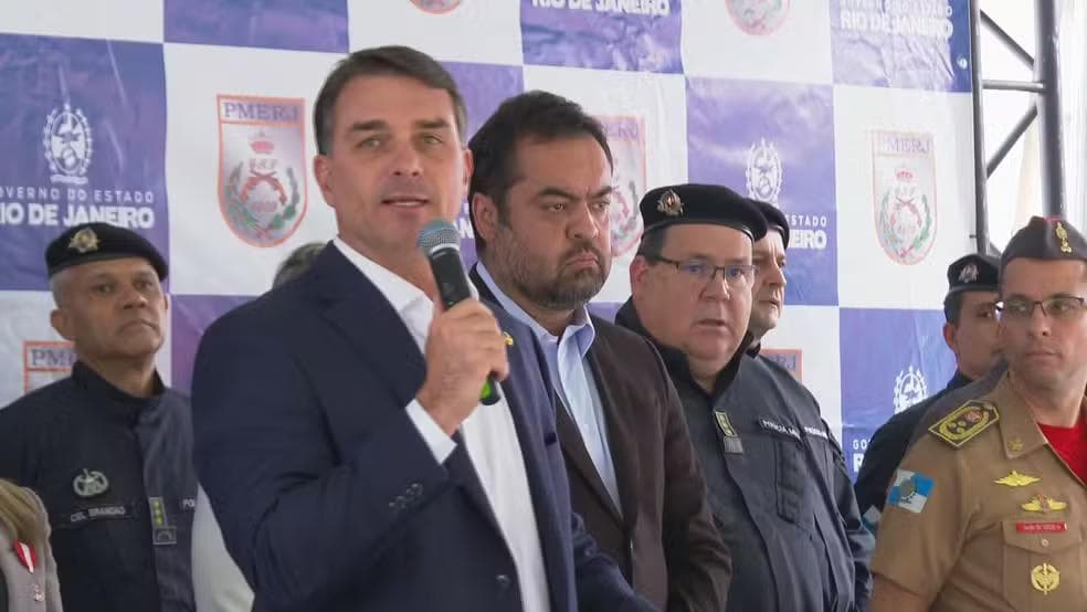 Flávio Bolsonaro e Cláudio Castro em evento no Rio — Foto: Betinho Casas Novas/TV Globo