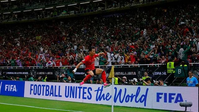 Oh Hyeongyu celebra o segundo gol da Coreia do Sul sobre a República Tcheca (Foto: Luis Cano/Getty Images)