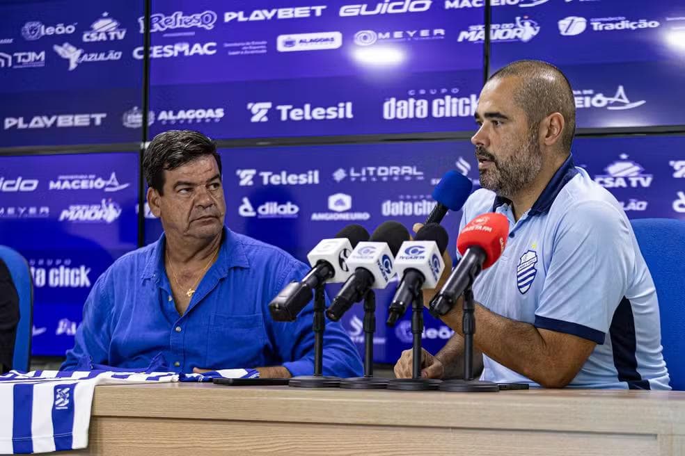 Moacir Júnior e Carlos Bonatelli debatem nomes de goleiros para reforçar o CSA — Foto: Allan Max/ASCOM CSA