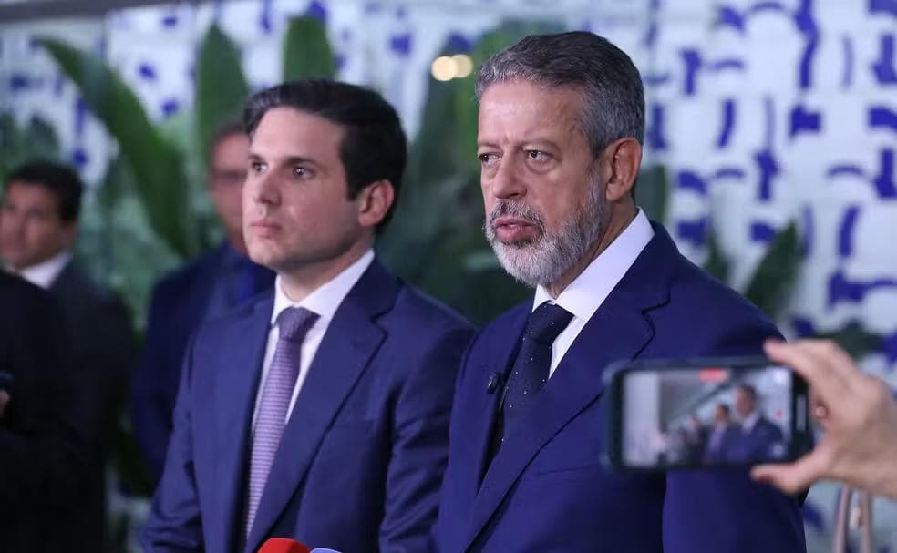 Presidente da Câmara dos Deputados, Hugo Motta (Republicanos - PB) e o deputado Arthur Lira (PP - AL), durante entrevista à imprensa, em 01/10/2025 . — Foto: Kayo Magalhães / Câmara dos Deputados