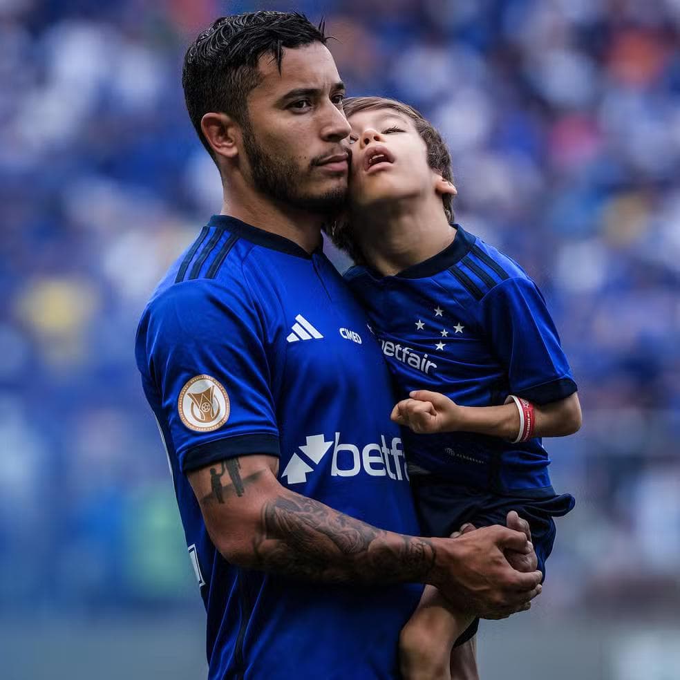 William com o filho em jogo do Cruzeiro — Foto: Gustavo Aleixo/ Cruzeiro