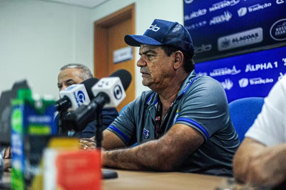 Moacir Júnior fez balanço de dois meses no comando da equipe do CSA — Foto: Augusto Oliveira/Ascom CSA