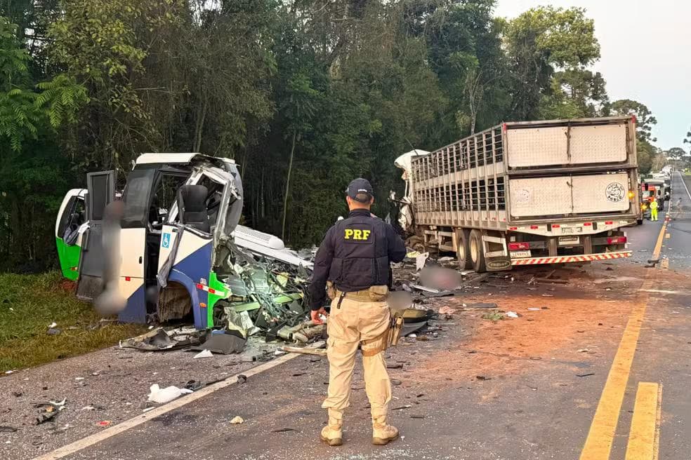 Acidente entre ônibus e carreta deixa 22 mortos e quatro feridos no Paraná — Foto: PRF