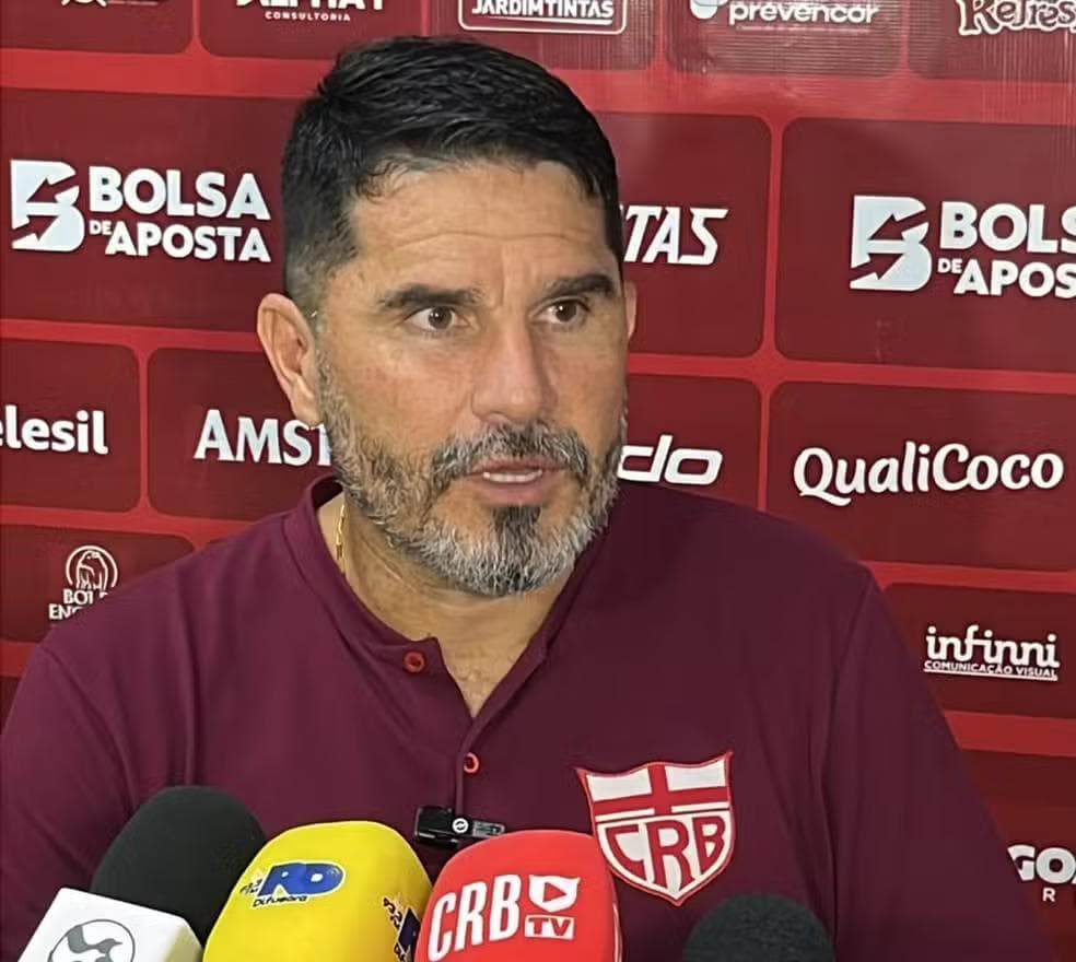 Eduardo Barroca elogiou entrega do CRB mesmo na derrota para o São Bernardo — Foto: Carlos Frazão/TV Asa Branca