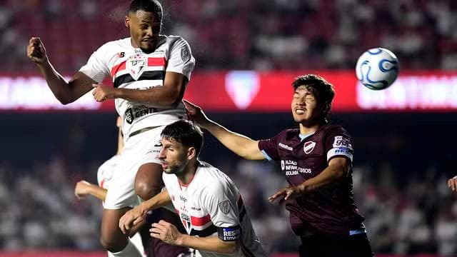 Gol de Sabino, do São Paulo, contra o Bolívar (Foto: Marcos Ribolli)