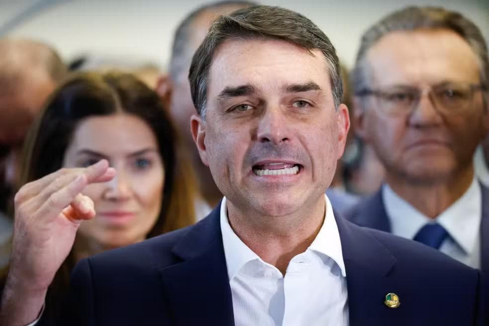 O senador e pré-candidato à Presidência da República, Flávio Bolsonaro (PL-RJ) (c), faz um pronunciamento na tarde desta terça-feira, 19 de maio de 2026, na sede de seu partido em Brasília (DF). — Foto: Wilton Junior/Estadão Conteúdo