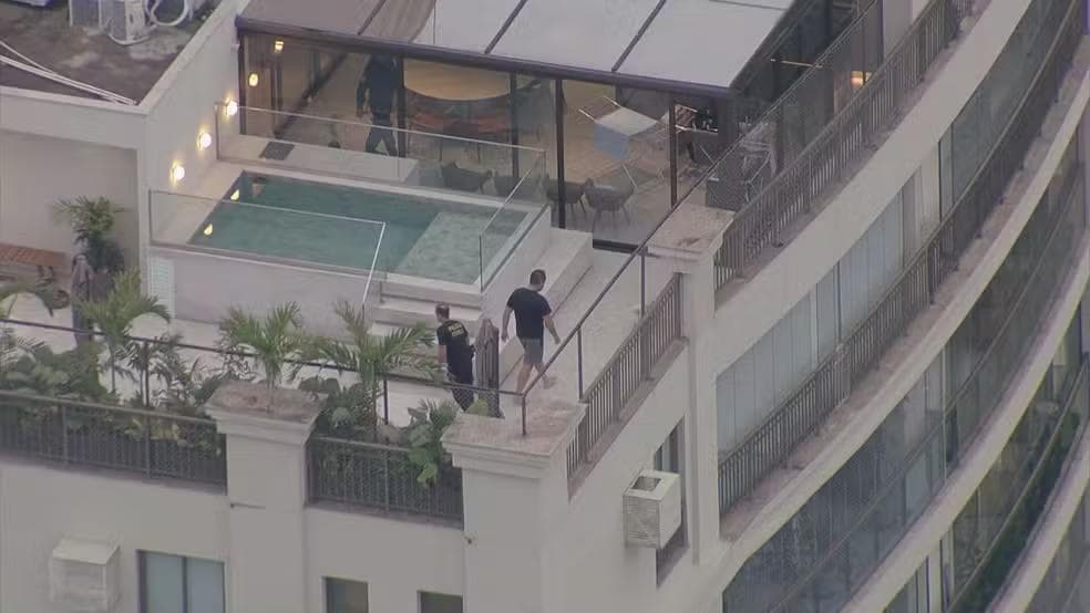 Ex-governador Cláudio Castro em cobertura na Barra da Tijuca. Ele é alvo de buscas da Polícia Federal — Foto: Charles Júnior/ TV Globo
