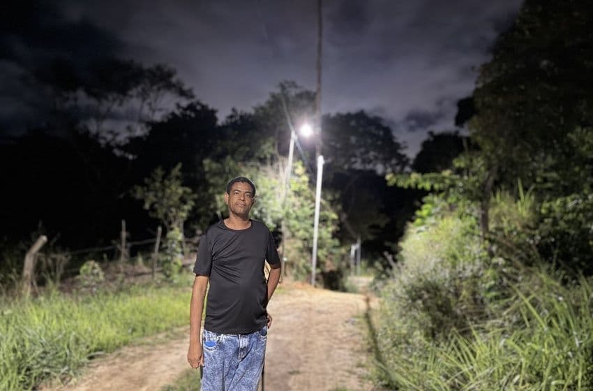 Edenilton de Lima, morador da Grota do Andraujo há 41 anos, em Rua com nova Iluminação em Led. Foto: Bia Rodrigues / Ascom Ilumina