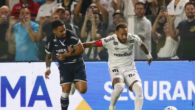 Neymar procurou bastante o jogo na primeira etapa (Foto: Mauricio De Souza/AGIF)