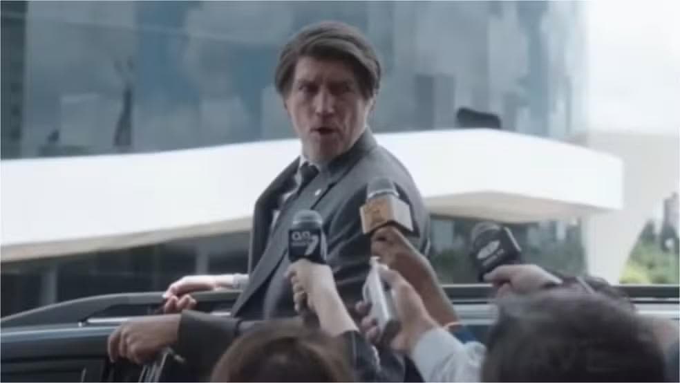 O ator norte-americano Jim Caviezel interpreta o ex-presidente Jair Bolsonaro no filme 'Dark Horse' — Foto: Reprodução