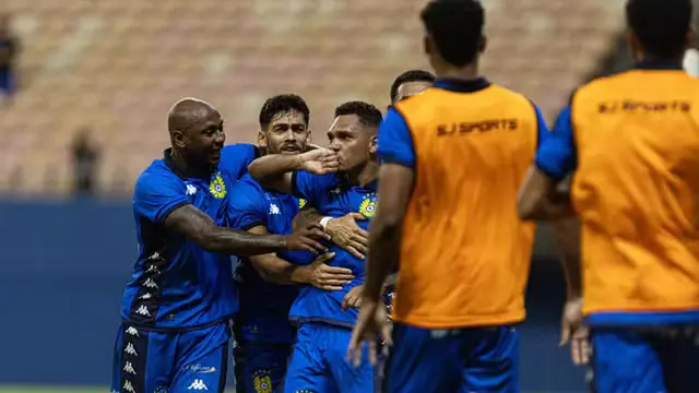 O CSA saiu em desvantagem na disputa por uma vaga na Série C do Campeonato Brasileiro de 2027. Na noite desta quinta-feira (27), o time alagoano perdeu por 3 a 1 para o Nacional-AM, na Arena da Amazônia, em Manaus, pelo jogo de ida do playoff de acesso da Série D. O resultado obriga o Azulão a buscar uma reação diante da torcida alagoana. A partida decisiva será disputada no Estádio Rei Pelé, em Maceió, na próxima quinta-feira (3), às 20h. Para garantir o acesso, o CSA precisa vencer por dois ou mais gols de diferença. Como o time alagoano teve campanha superior na primeira fase, um triunfo por dois gols é suficiente para levar a decisão ao critério previsto no regulamento; em caso de vantagem maior, a classificação também fica com o Azulão. Não há disputa por pênaltis nesta fase. Primeiro tempo desastroso O CSA praticamente comprometeu o jogo ainda na primeira etapa. Logo no primeiro minuto, Sassá aproveitou uma falha defensiva após finalização de Ryan Santos e abriu o placar para o Nacional-AM. A situação ficou ainda mais complicada poucos minutos depois. Aos 12 minutos, a arbitragem marcou pênalti para o time amazonense após toque de mão na área. Renanzinho cobrou e ampliou para 2 a 0. O Azulão conseguiu responder rapidamente. Aos 18 minutos, Matheus Melo arriscou de fora da área e marcou um belo gol, recolocando o CSA na partida. A reação, porém, durou pouco. Ainda antes do intervalo, o Nacional-AM voltou a encontrar espaço na defesa alagoana. Ryan Santos participou da jogada e encontrou Rafa Marcos, que apareceu na área para fazer o terceiro gol dos donos da casa. O time amazonense ainda teve uma oportunidade de ampliar em cobrança de pênalti no fim da etapa, mas a marcação acabou anulada após revisão do VAR. CSA melhora, mas não consegue diminuir a diferença O técnico Moacir Júnior promoveu mudanças no intervalo e o CSA voltou para o segundo tempo com uma postura mais ofensiva. A equipe alagoana passou a ter maior controle da bola e criou algumas oportunidades, principalmente em jogadas pelos lados do campo e em bolas paradas. Uma das melhores chances veio em cabeçada de Félix Jorge, após cobrança de escanteio. O goleiro Igor Rayan fez a defesa e evitou o segundo gol do Azulão. Apesar da melhora, o CSA não conseguiu transformar a posse de bola em gols. Com a vantagem construída no primeiro tempo, o Nacional-AM administrou o resultado e garantiu uma importante vitória dentro de casa. Situação do CSA ficou complicada O resultado em Manaus deixou o Azulão pressionado para o confronto de volta. O CSA tinha a vantagem de decidir a classificação em Maceió e jogar pelo empate no placar agregado por ter apresentado campanha superior na competição. Depois da derrota por 3 a 1, entretanto, essa vantagem desapareceu. Agora, o time precisa vencer por pelo menos dois gols de diferença para continuar na disputa pelo acesso. Uma vitória por 1 a 0, por exemplo, não será suficiente para classificar o CSA. A equipe terá que buscar uma vitória mais ampla diante de seu torcedor para conquistar a vaga na Série C. Rei Pelé será palco da decisão O segundo confronto está marcado para quinta-feira, 3 de setembro, às 20h, no Rei Pelé, em Maceió. A expectativa agora é de casa cheia para o jogo que pode definir o futuro do CSA no futebol nacional. O time alagoano precisa transformar o fator casa em vantagem e devolver a diferença construída pelo Nacional-AM em Manaus. Antes do confronto, o técnico Moacir Júnior reconheceu que o primeiro tempo esteve abaixo do esperado, mas afirmou que acredita na possibilidade de reação da equipe. “É possível”, afirmou o treinador após a partida, mantendo a confiança no acesso. Disputa vale vaga na Série C O playoff foi criado nesta temporada em razão do aumento do número de clubes da Série C para 2027. Além das quatro equipes que conquistaram o acesso nas quartas de final, outros dois times terão a oportunidade de subir por meio dos playoffs. ABC-RN, Gama-DF, ASA-AL e Uberlândia-MG já garantiram suas vagas na terceira divisão. Nacional-AM e CSA disputam uma das duas vagas restantes. Para o CSA, a classificação significaria o retorno à Série C apenas uma temporada depois do rebaixamento. Temporada termina em jogo decisivo para o Azulão O CSA chega à última partida da temporada diante de um cenário de pressão, mas ainda com possibilidade real de alcançar o objetivo. A derrota em Manaus obriga o clube a fazer uma partida praticamente perfeita no Rei Pelé. O desafio será superar uma equipe que demonstrou eficiência no primeiro confronto e conseguiu construir uma vantagem de dois gols. A torcida azulina terá papel importante na tentativa de empurrar o time em busca da virada. Repercussão em Alagoas A derrota repercutiu imediatamente entre os veículos esportivos alagoanos. A GazetaWeb classificou o desempenho do CSA como abaixo do esperado e destacou que a equipe precisará vencer por dois ou mais gols para conquistar o acesso. Já Tribuna Hoje ressaltou a atuação ruim do Azulão em Manaus e a necessidade de reação em Maceió. O O Alagoano também destacou que o CSA sofreu dois gols nos primeiros 12 minutos e terá de reverter a situação diante da própria torcida. Para o futebol de Alagoas, a partida de volta ganhou peso ainda maior: além do retorno do CSA à Série C, o estado já tem o ASA garantido na terceira divisão de 2027. Alagoas Alerta O CSA está a 90 minutos de uma das partidas mais importantes de sua temporada. Depois da derrota por 3 a 1 em Manaus, o Azulão precisa reagir diante da torcida para manter vivo o sonho do acesso à Série C. O desafio está definido: vencer o Nacional-AM por dois ou mais gols de diferença no Rei Pelé. A decisão será na próxima quinta-feira (3), às 20h, em Maceió. A torcida azulina agora terá a missão de transformar o Trapichão no palco de uma reação histórica.