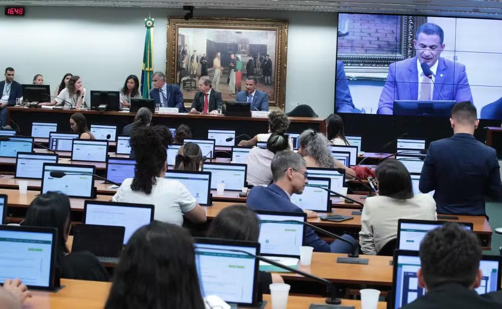 Relator da PEC que reduz maioridade penal lendo relatório na CCJ da Câmara — Foto: Bruno Spada / Câmara dos Deputados
