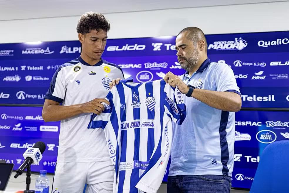 Amorim recebe a camisa de Bonatelli — Foto: Allan Max/ASCOM CSA