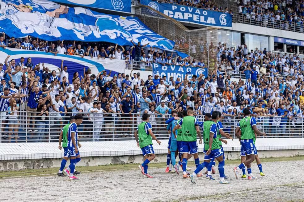 Jogadores do CSA comemoram gol de Matheus Melo contra o São Luiz — Foto: Allax Max/Ascom CSA