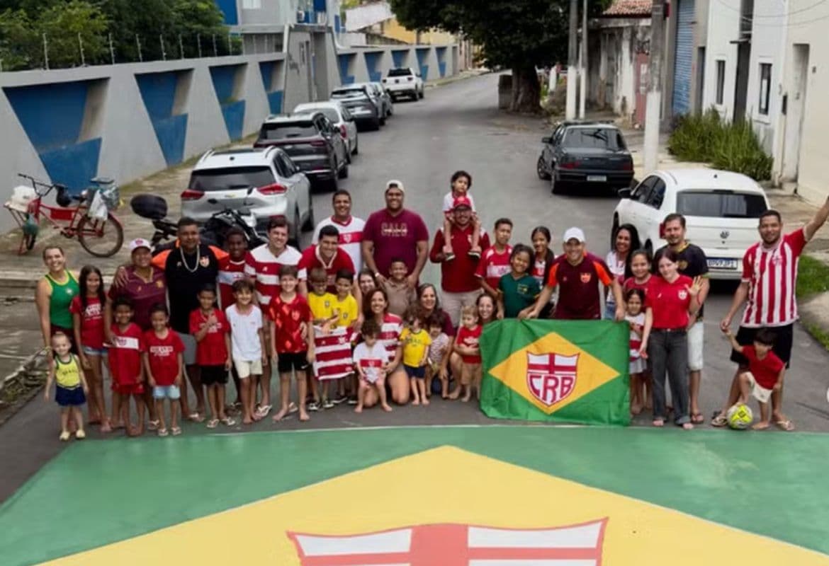 Torcedores do CRB pintam rua do Casarão para a Copa do Mundo — Foto: João Resende/CRB