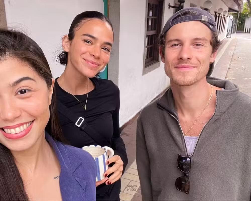 Bruna Marquezine e Shawn Mendes com fã — Foto: Reprodução/Instagram