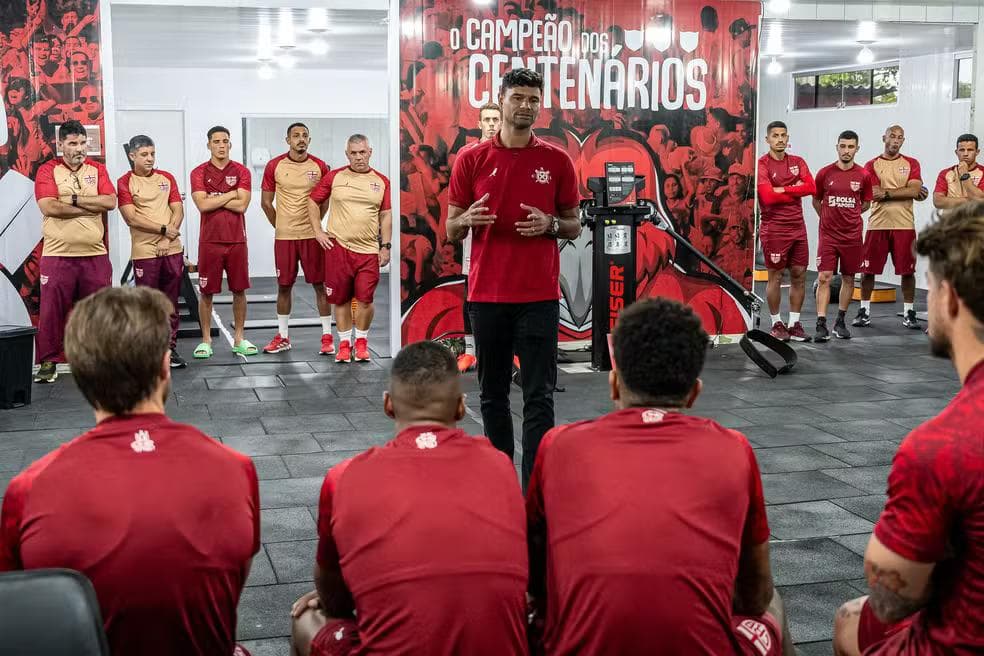Gum conversa com os jogadores do CRB na apresentação — Foto: Francisco Cedrim/ASCOM CRB