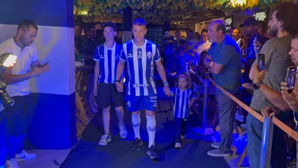 Confira o uniforme principal do CSA na linha 2026 — Foto: Denison Roma/Ge